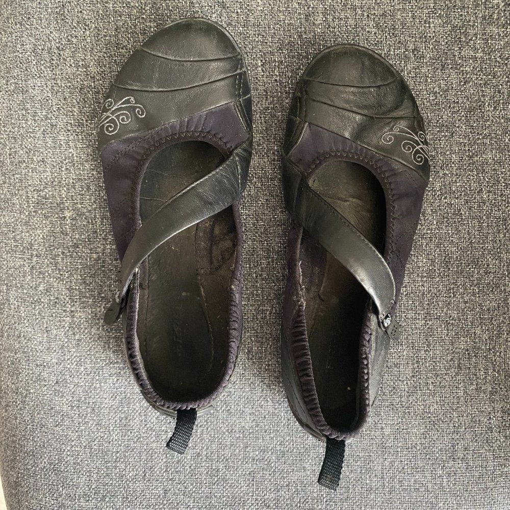 Merrell Barefoot Black Flats Shoes Sandals Size 5.5 Vibram Sole